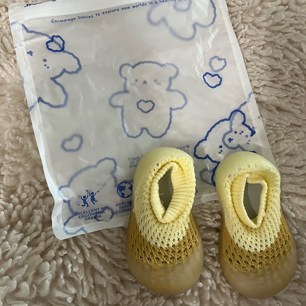 NWT Pompons/ Pocokids Everyday non-slip baby slippers baby yellow 6-12m